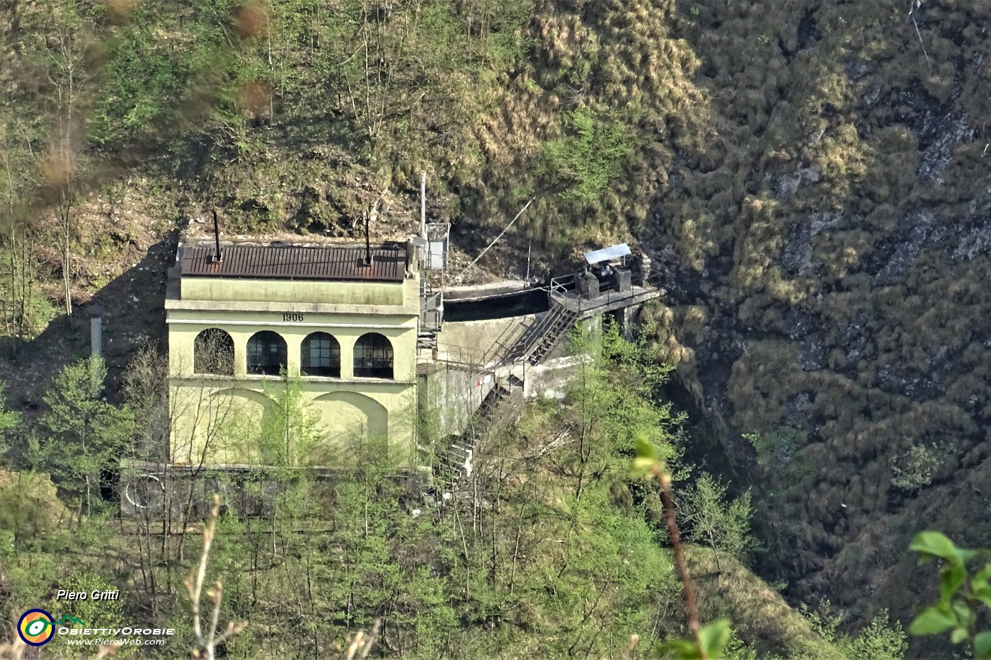 141 Zoom su impianto elettrico  del 1906 sul fondovalle negli orridi di Val Taleggio.JPG